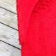 Chaise moumoute rouge pieds compas