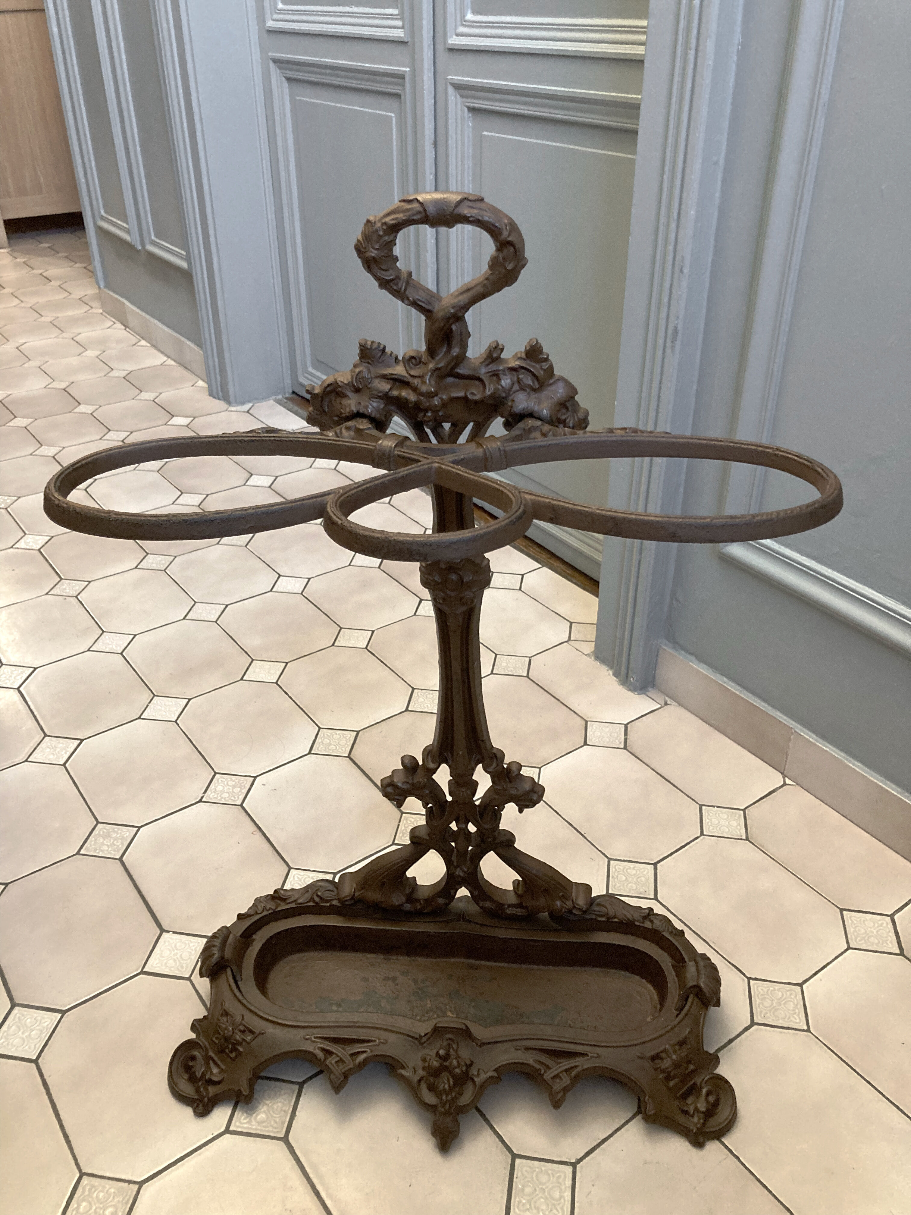 Art Nouvelles cast iron umbrella holder