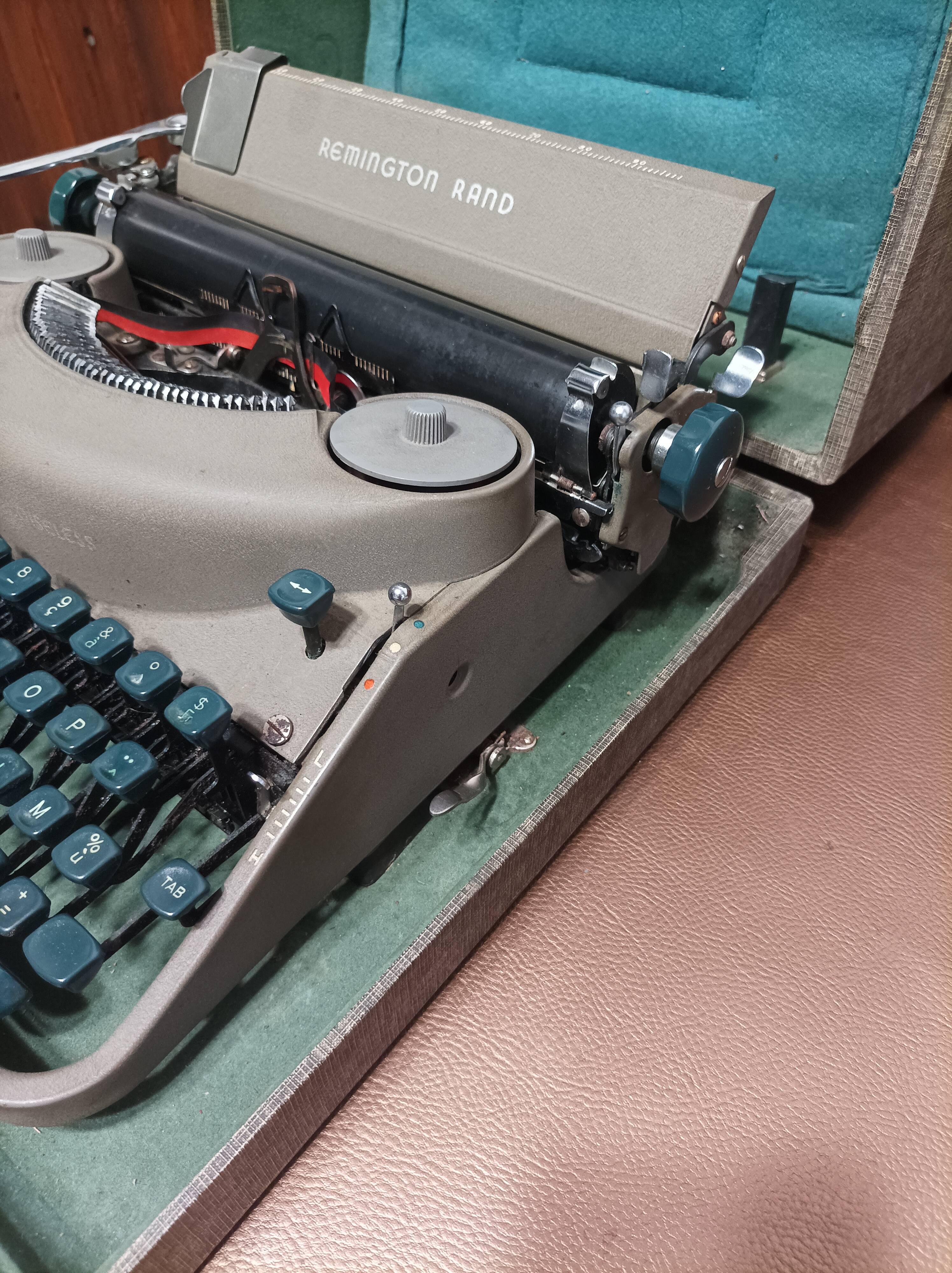 Remington noiseless army green typewriter made in france 50s