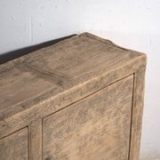 Buffet bas long ancien en orme à deux portes – Chine, vers 1950