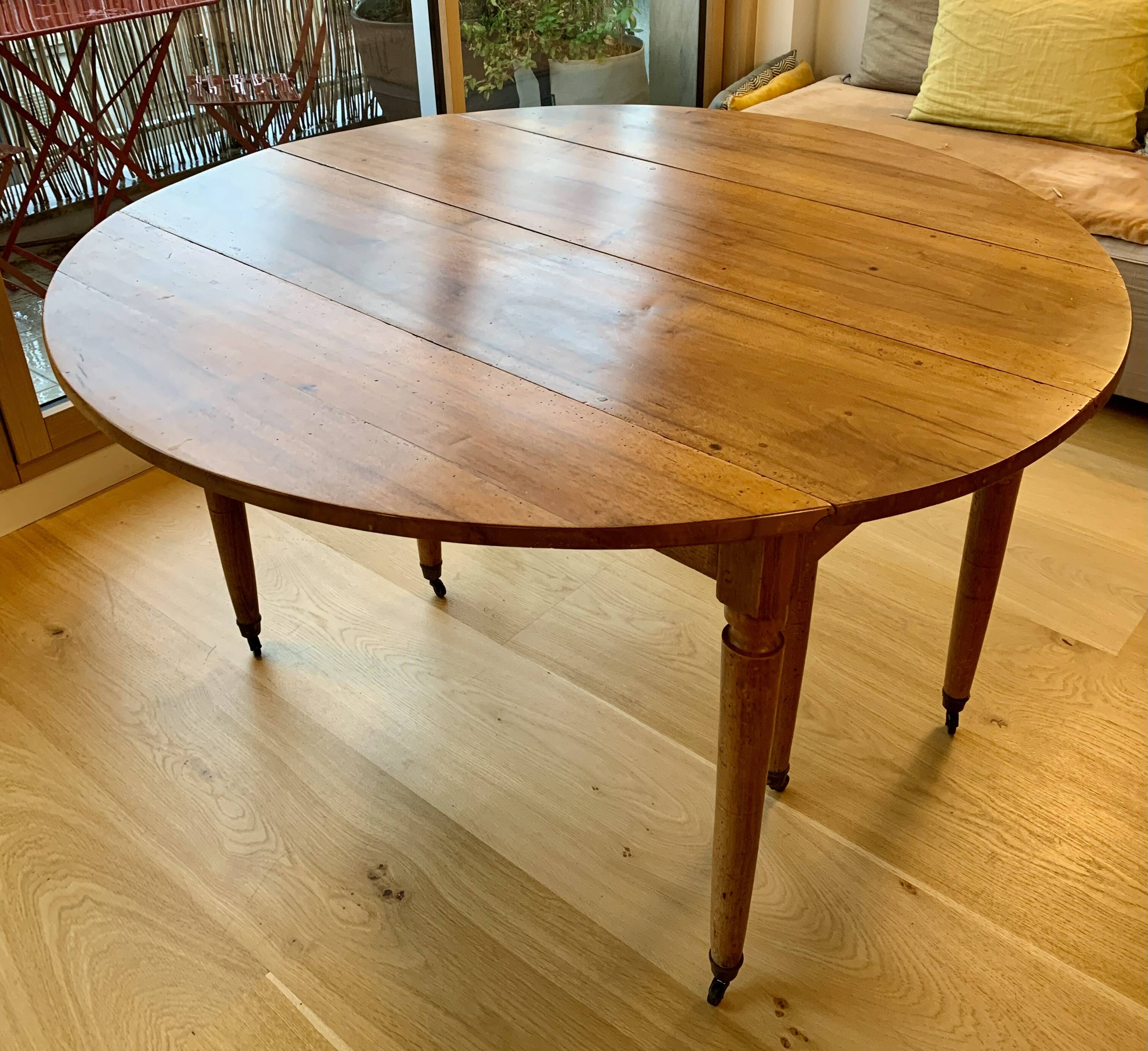 Extendable round table in solid walnut, 125cm in diameter, 5 extensions.