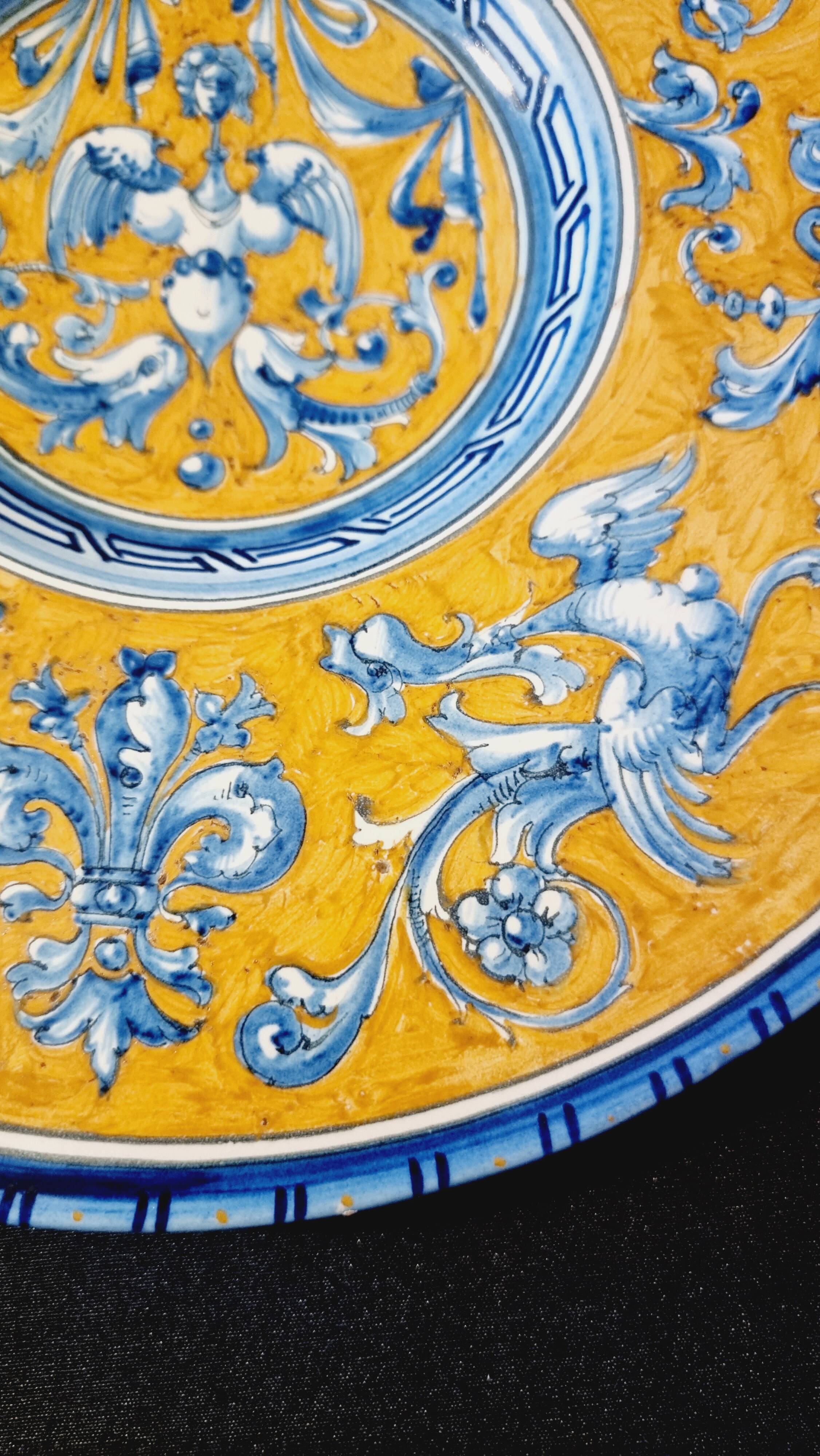 Large grotesque plate (Urbino/Castelli style), made in Italy, pei