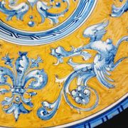 Large grotesque plate (Urbino/Castelli style), made in Italy, pei