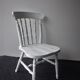 Chaise en bois blanc