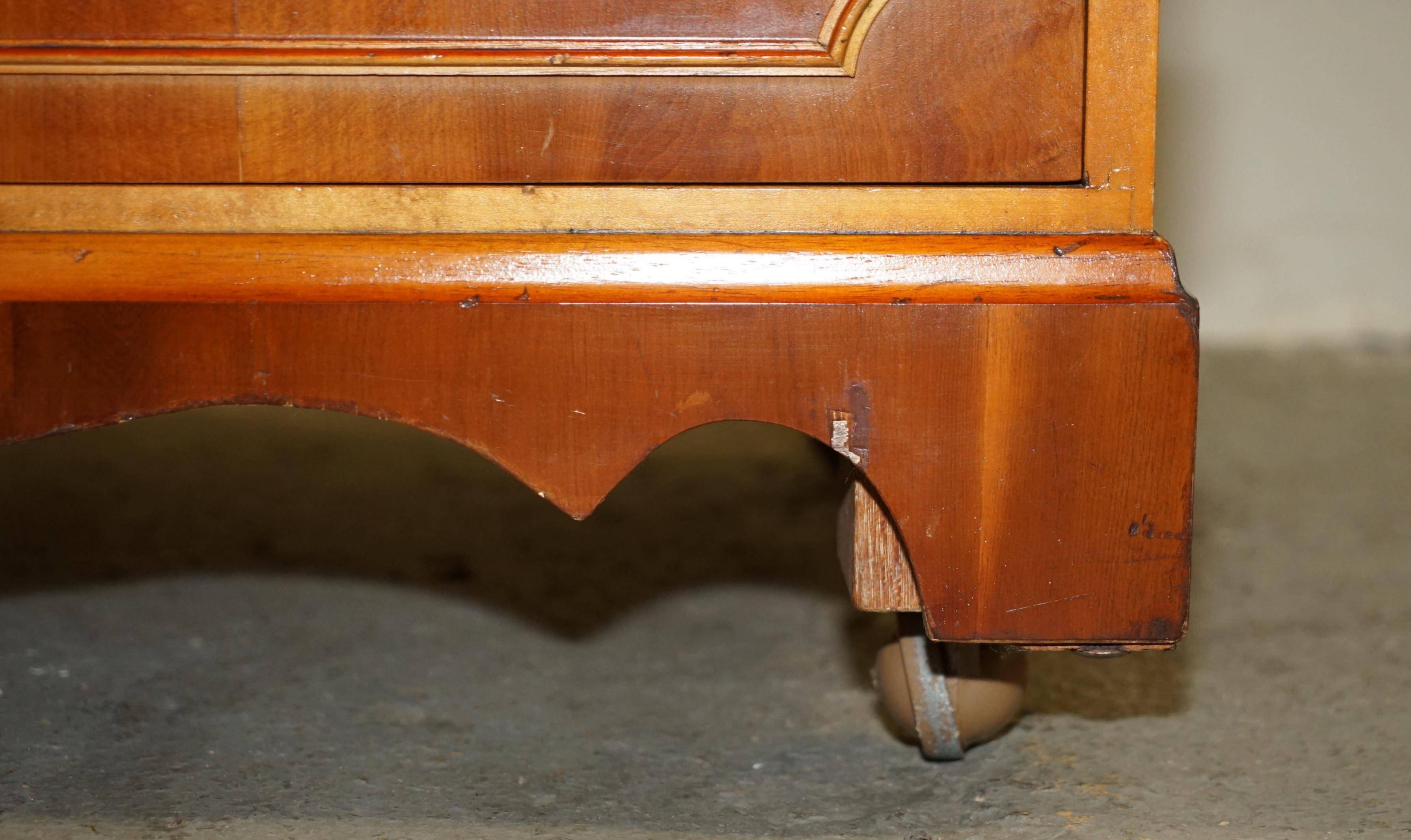 Buffet TV en bois d'if Abbey Craft Mid-Century Modern détails Sheraton