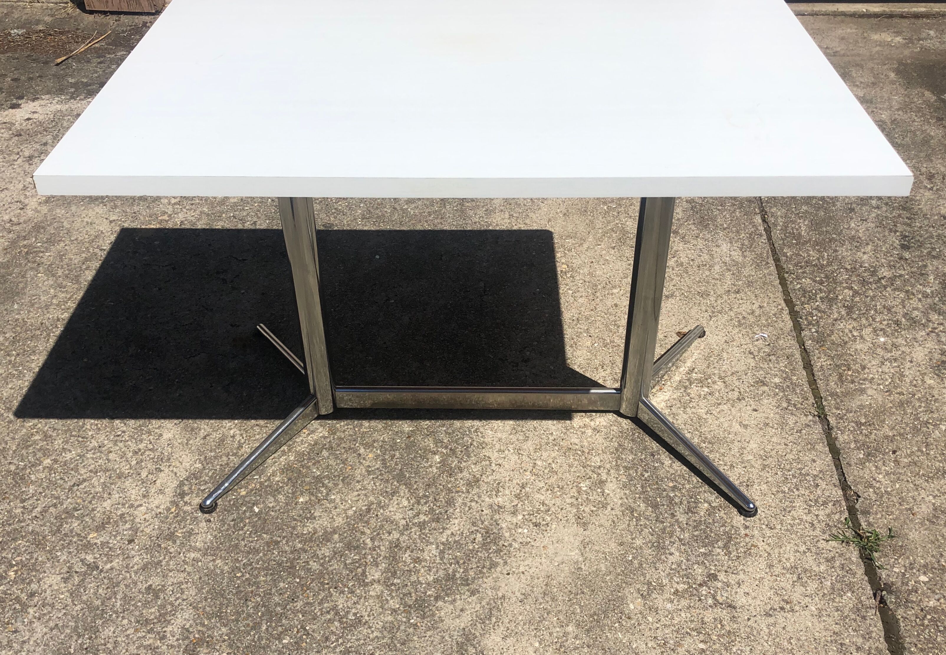Table vintage blanche piétement