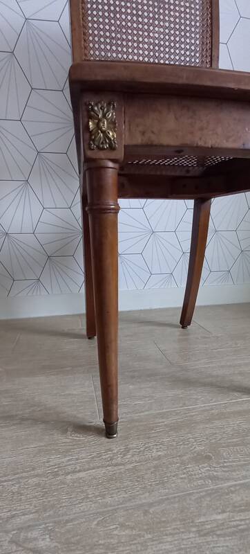 Chaise cannée art déco avec ornements en bronze.