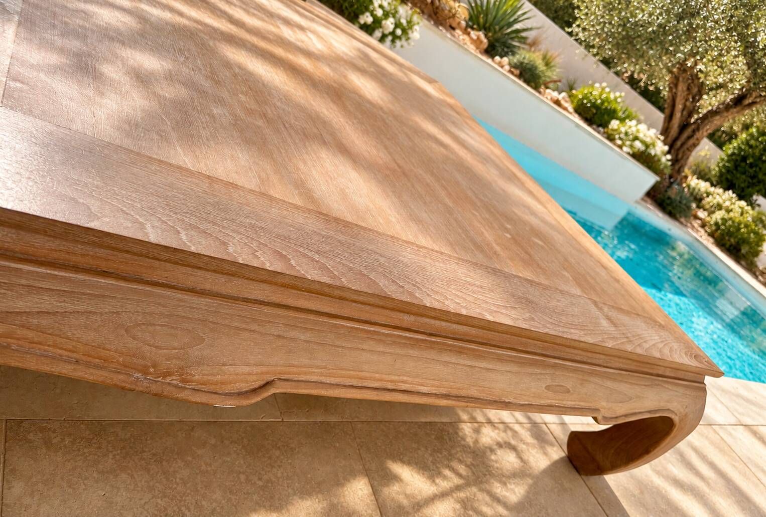 Grande table basse Opium en teck massif cérusé 155 x 155 cm
