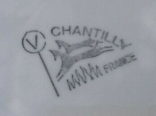 Round dish on board dilronné Chantilly France Floral decoration and polychrome crane called "Kakiemon"