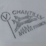 Round dish on board dilronné Chantilly France Floral decoration and polychrome crane called "Kakiemon"