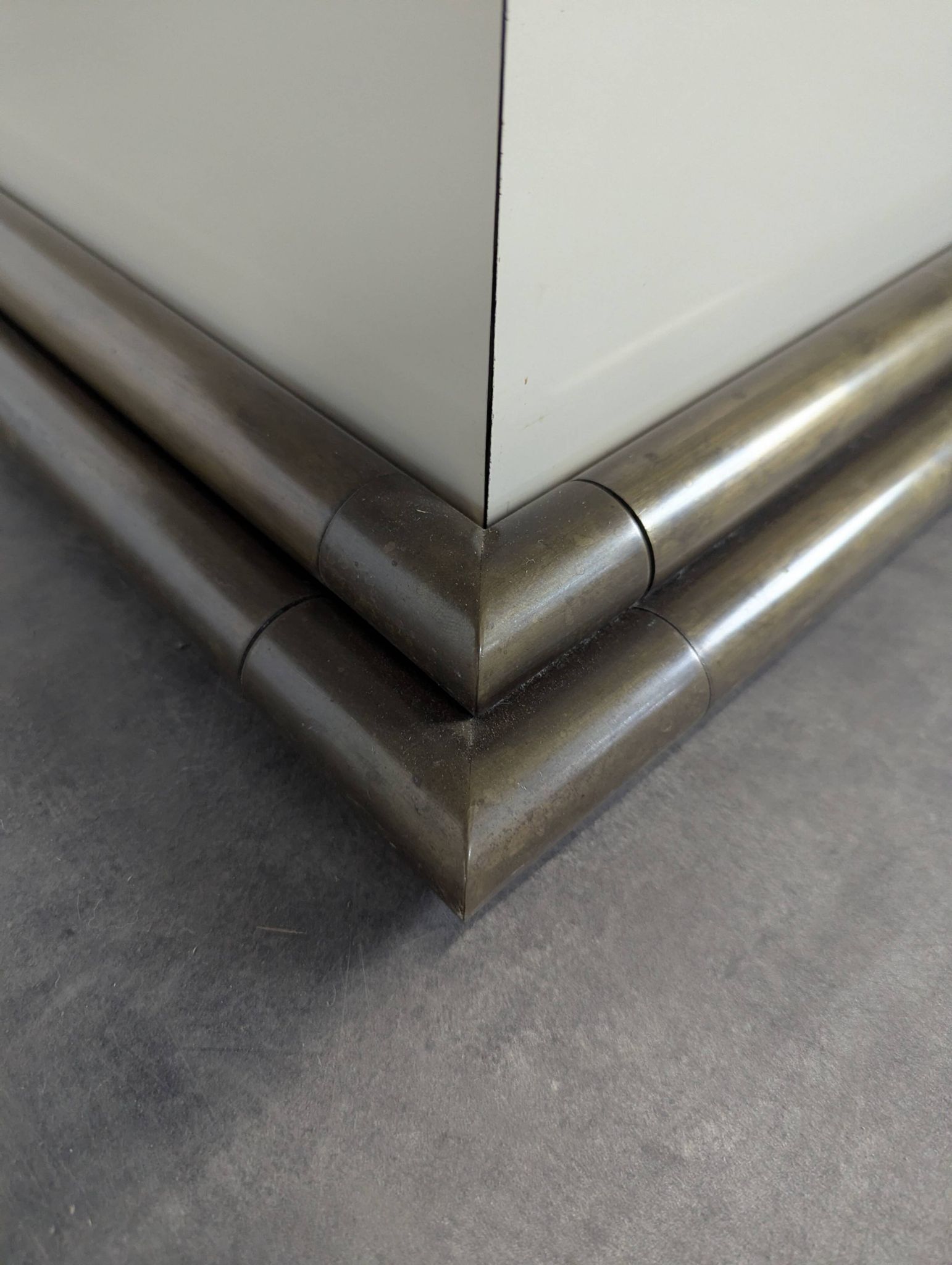 Table basse des années 80 en tubes de laitons et stratifié