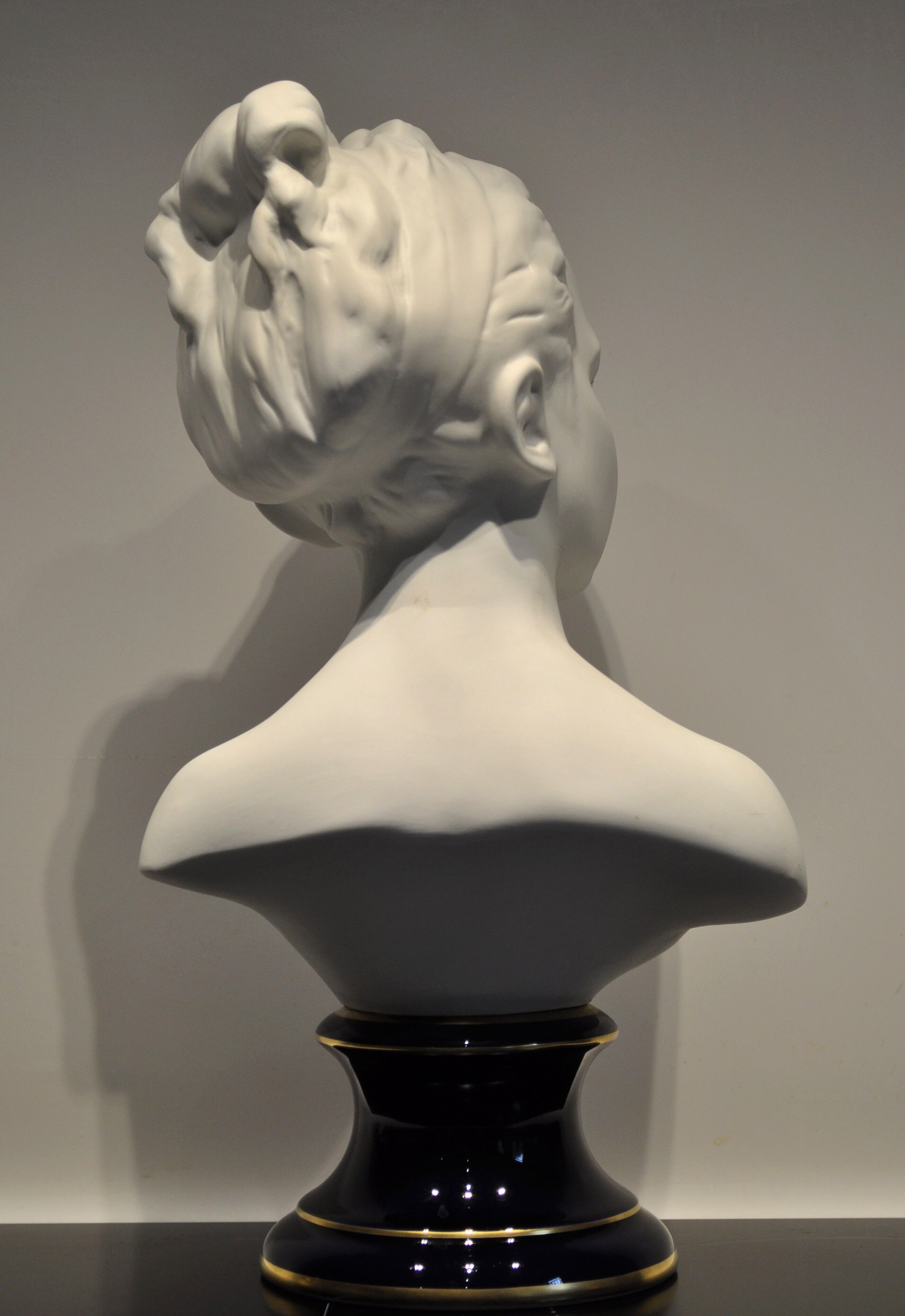 Young girl Houdon GM blue foot