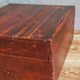 Coffre en bois peint