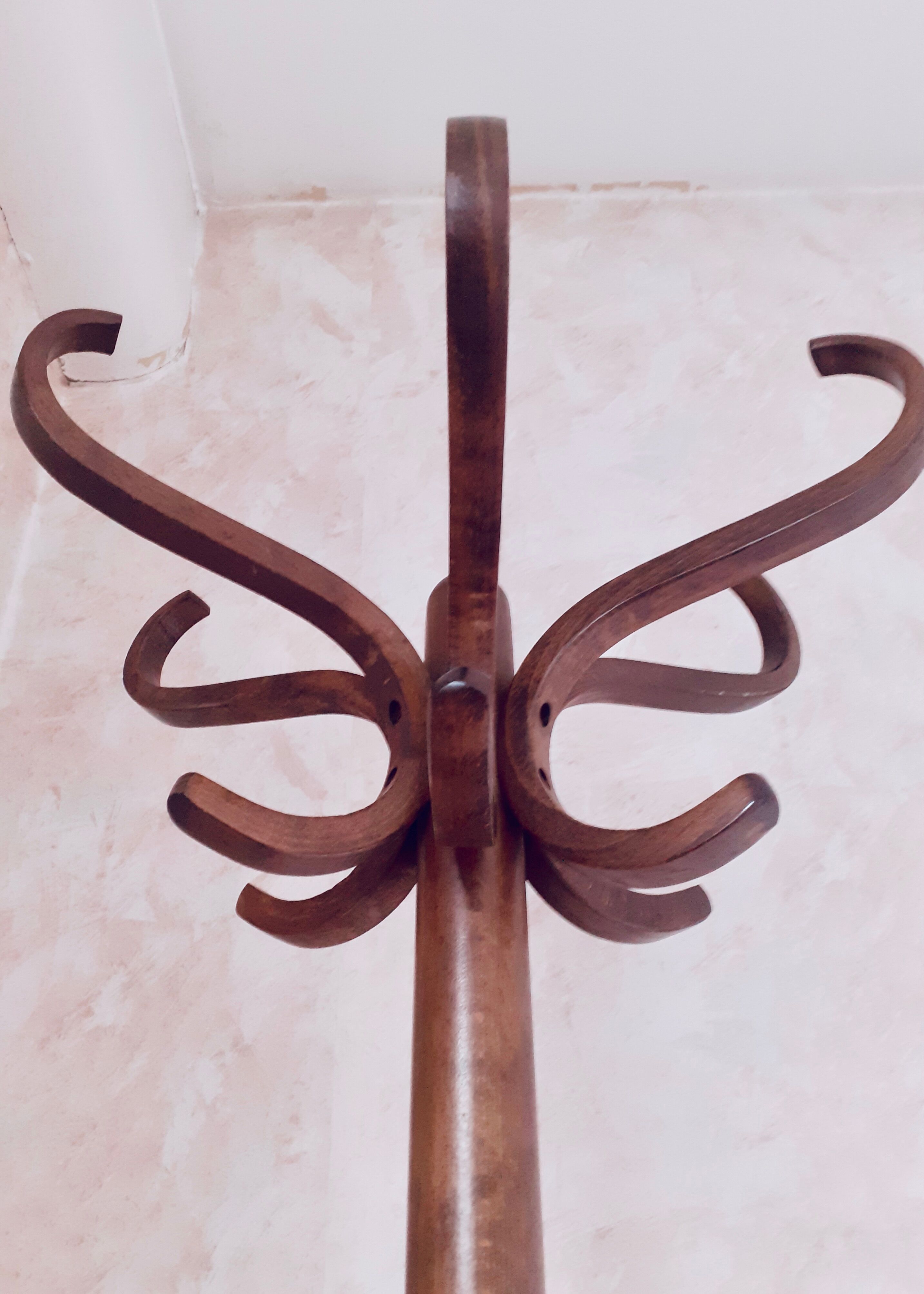 Baumann parrot coat rack