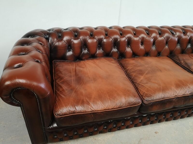 Brown leather chesterfield sofa 3 places