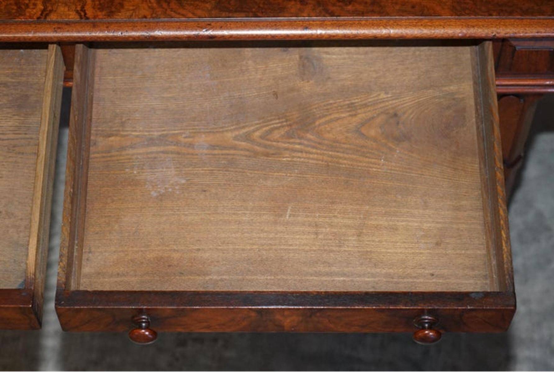 Renaissance writing table in flamed walnut, Pugin style, around 1850.