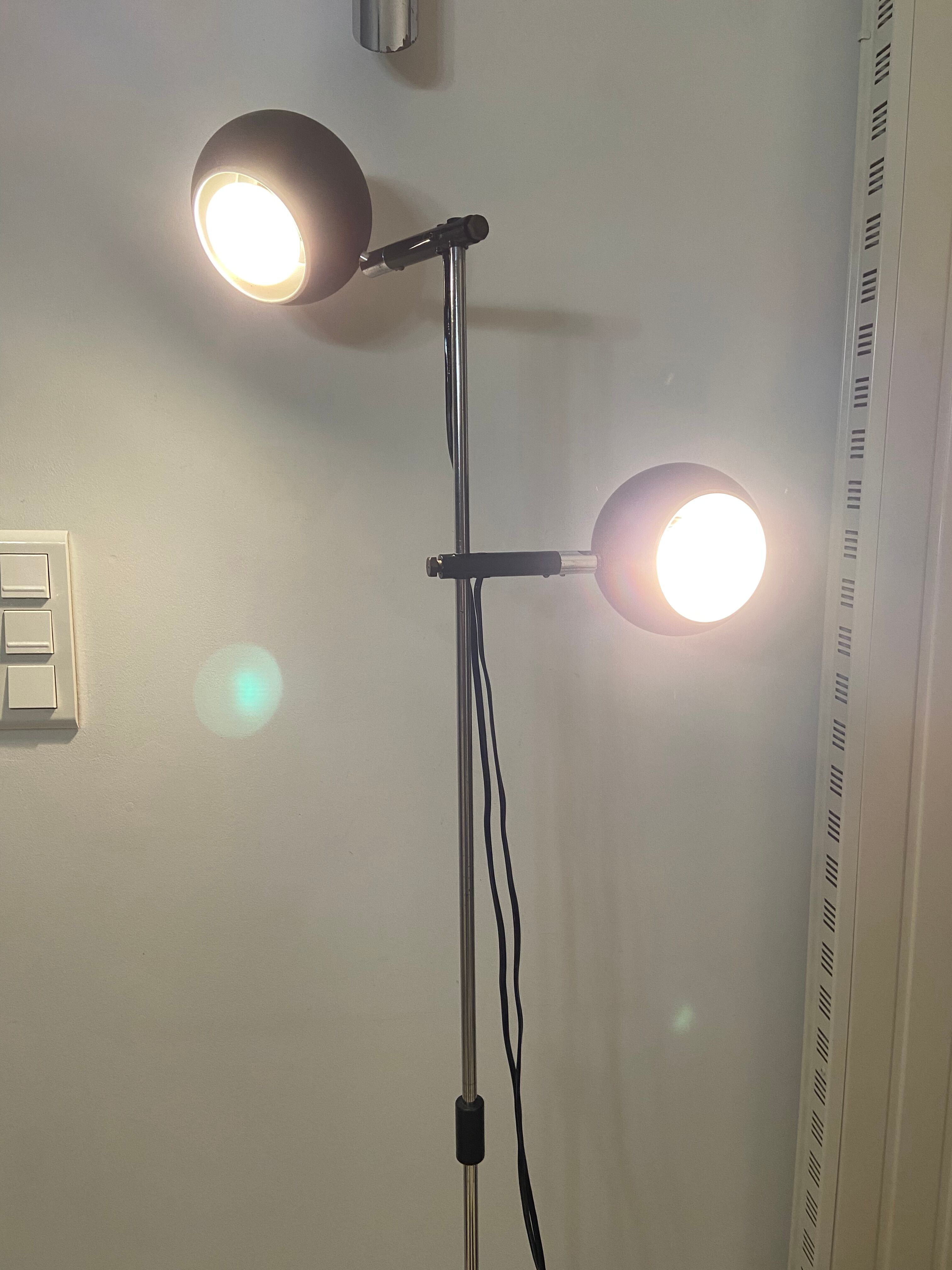 Eye ball floor lamp