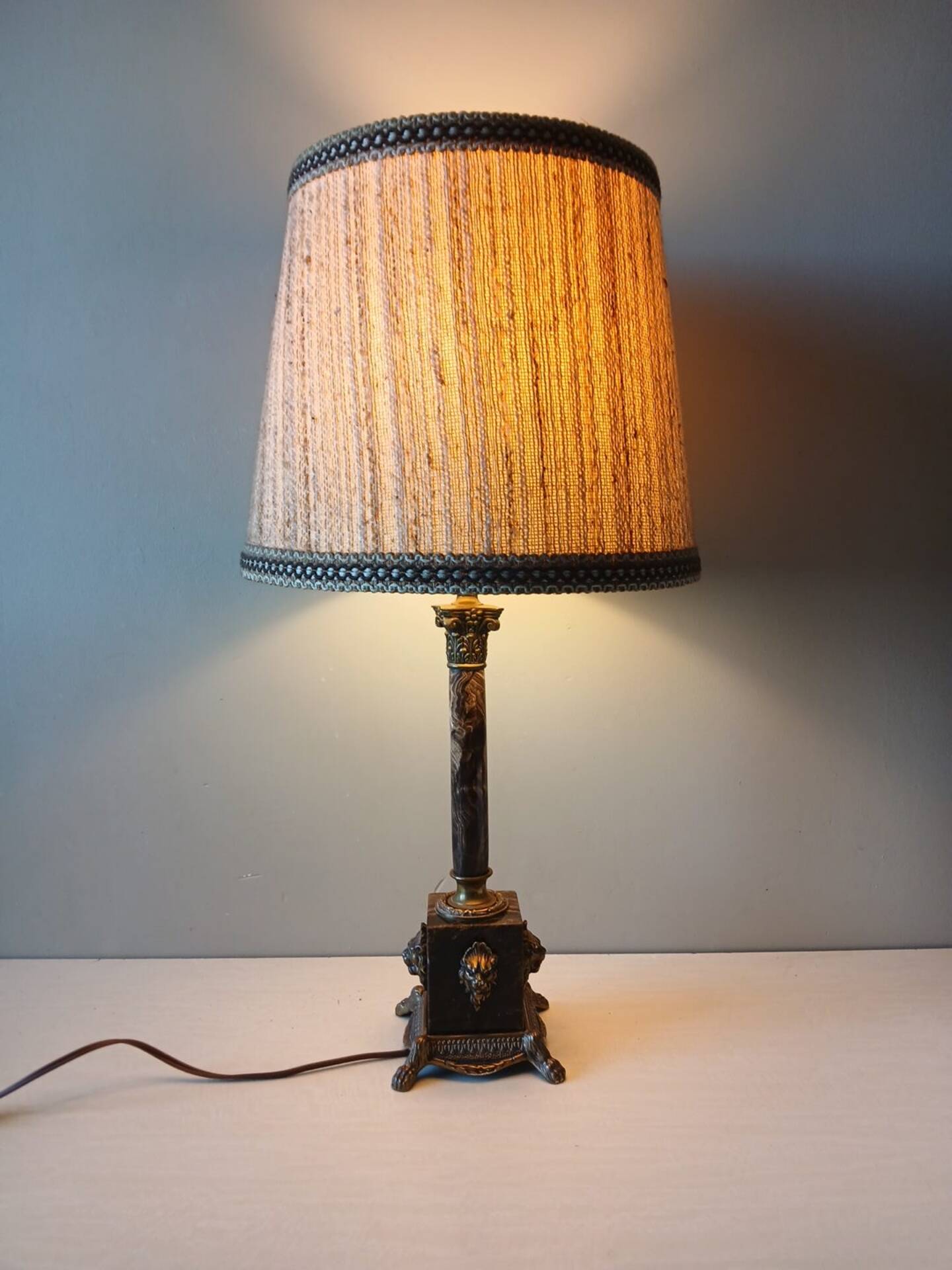 Large antique Empire style lamp in brown marble and bronze – heads of