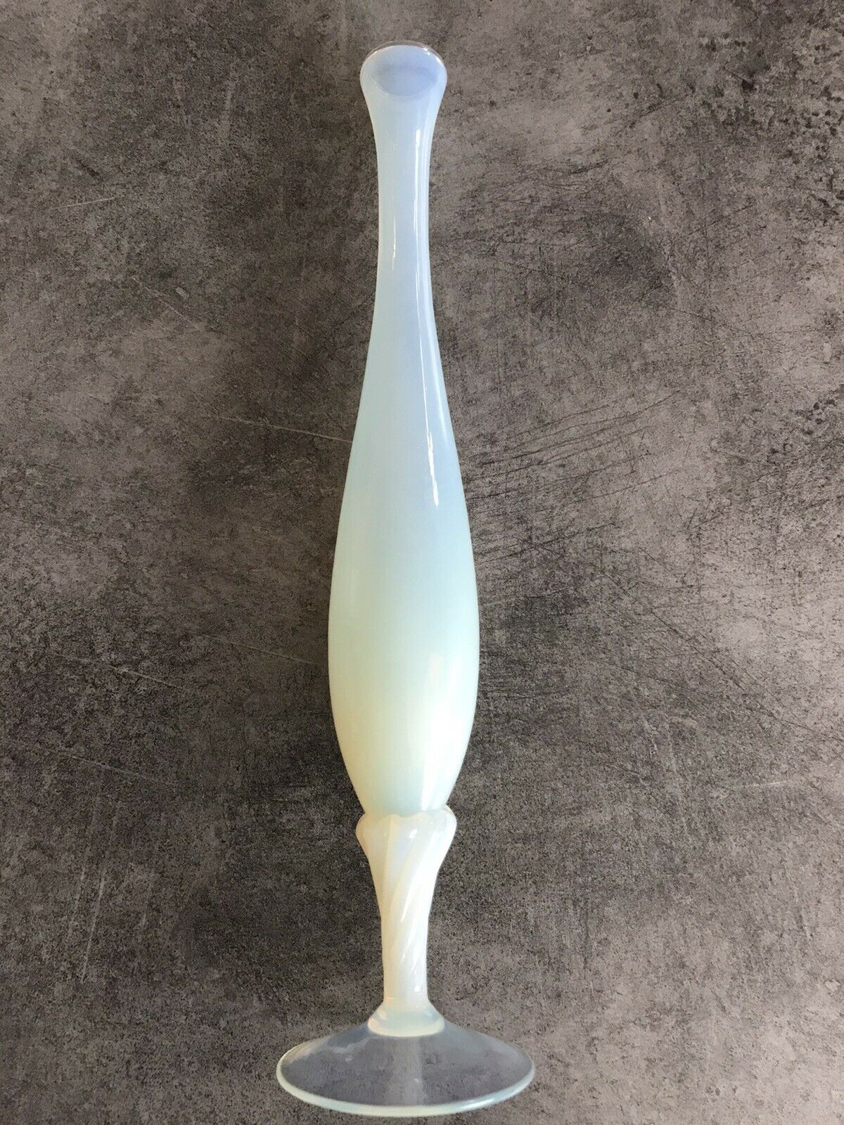 Vase soliflore vintage tulip glass opaline shades and white reflections