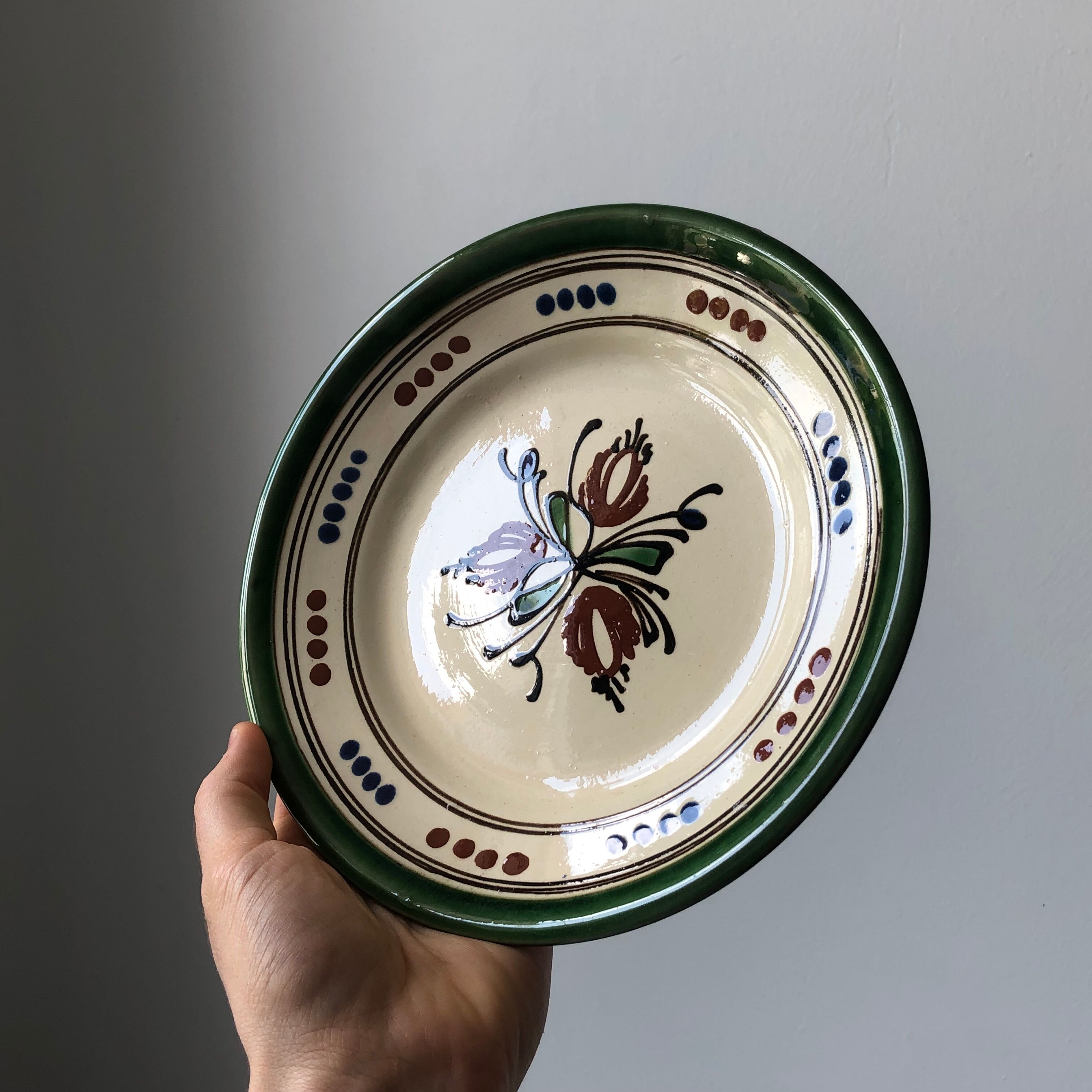 Very decorative serving plate in terracotta, floral and geometric motifs.