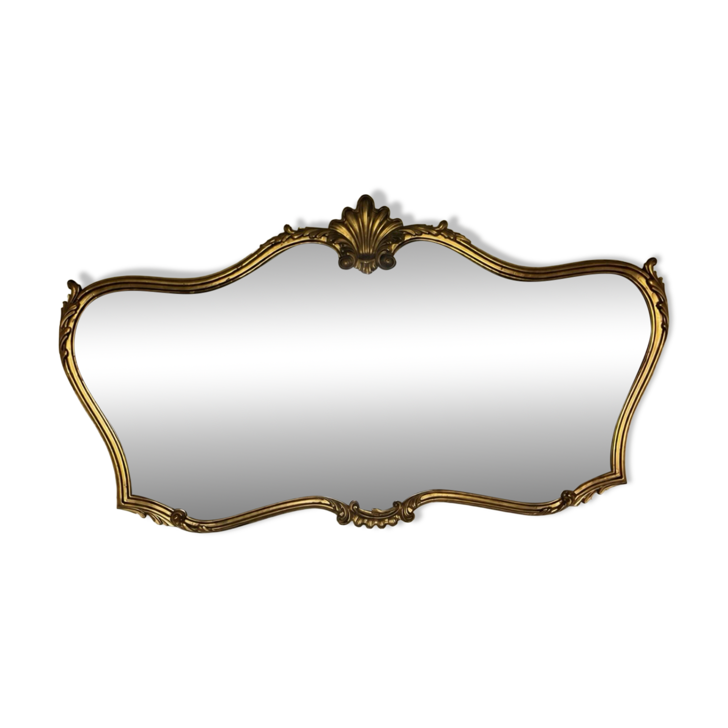 Grand miroir doré style Louis XV / rocaille avec fronton coquille