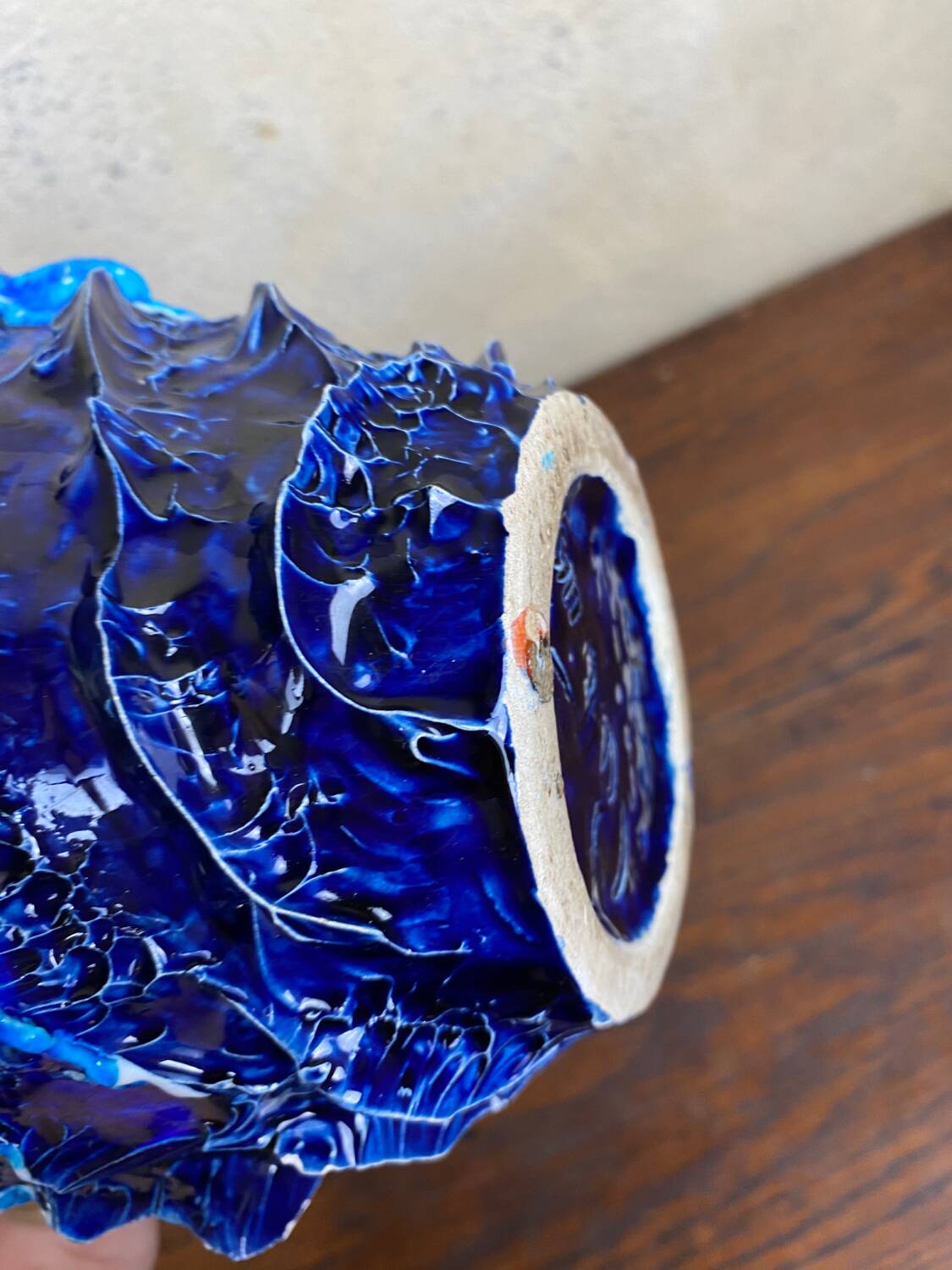 Vase brutaliste bleu vallauris