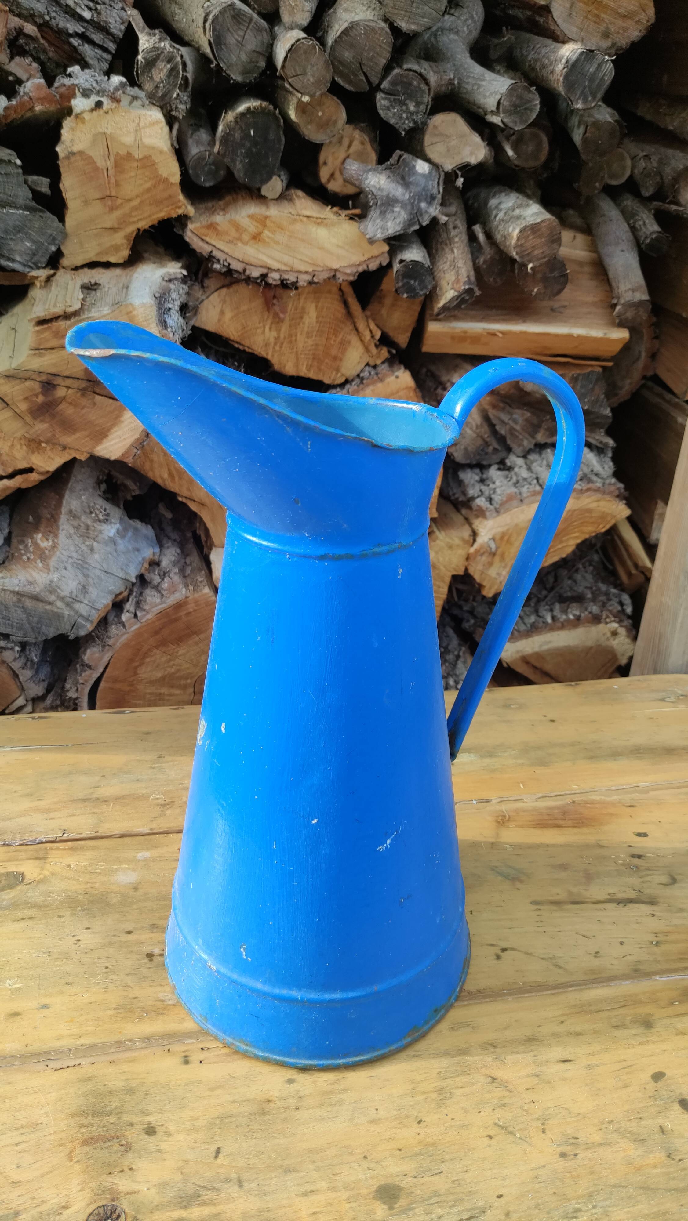 Broc vintage en métal émaillé bleu