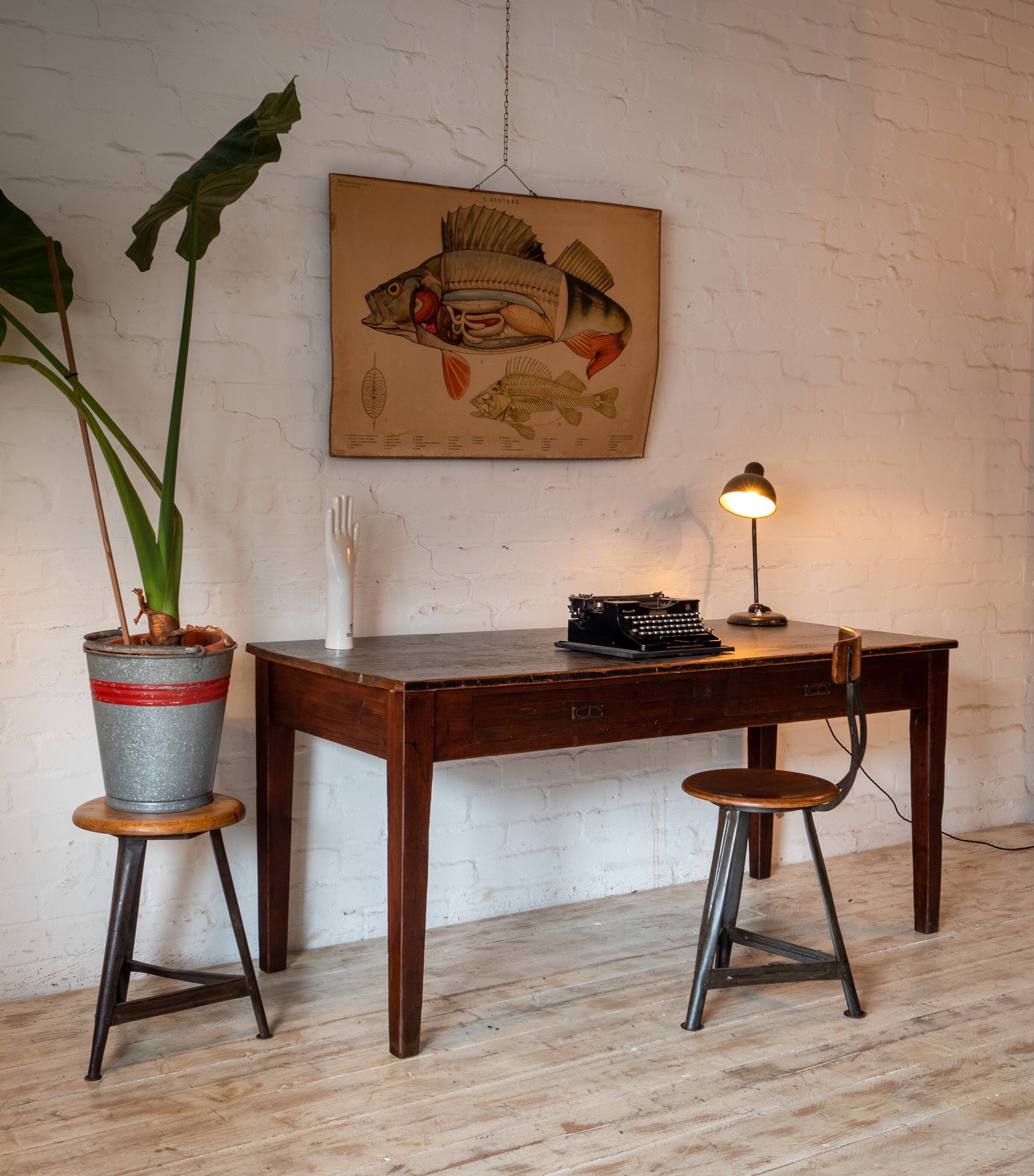 Table antique avec 2 tiroirs en patine