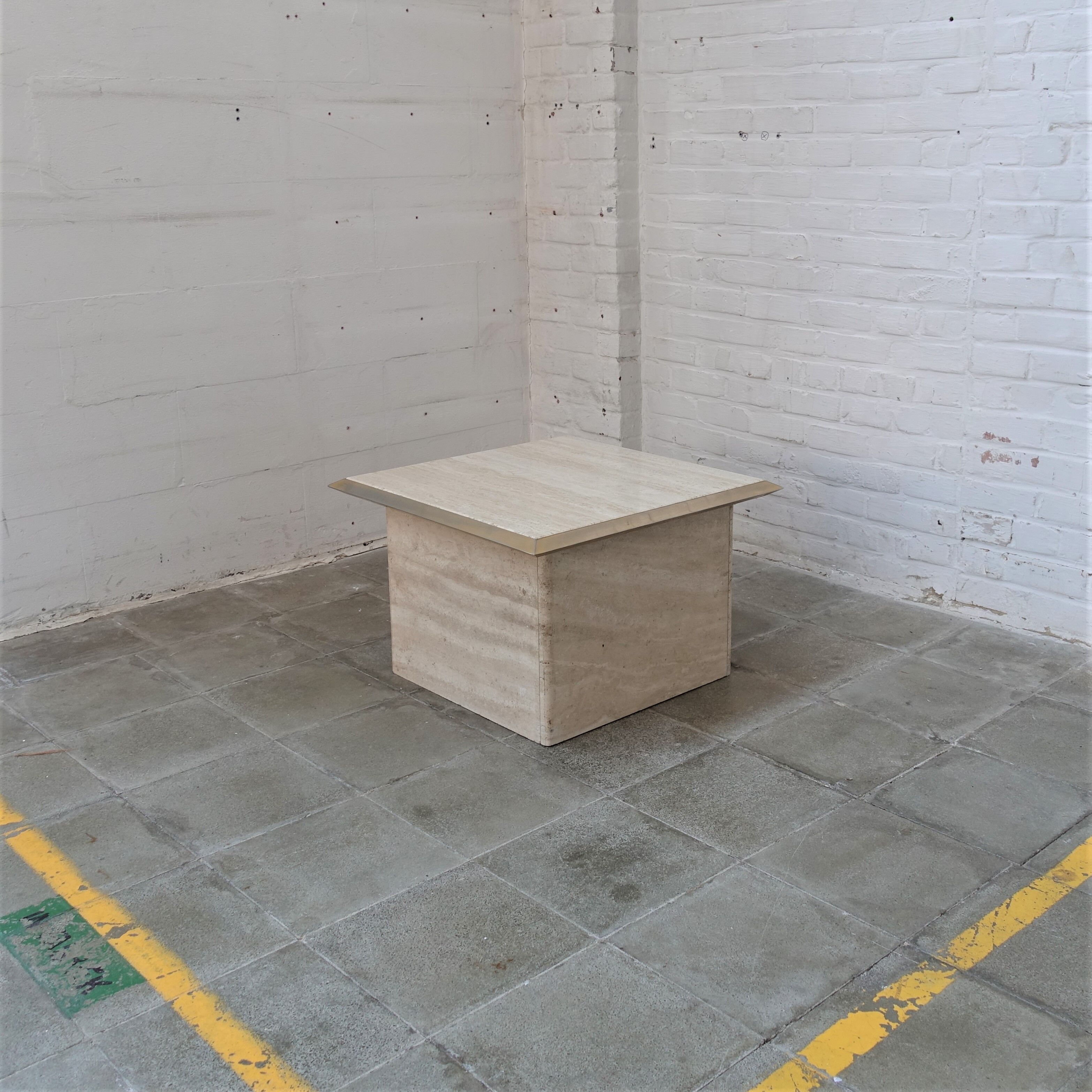 Table basse carrée vintage en travertin