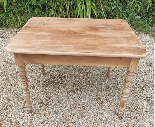 Aero-gummed solid table