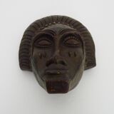 Masque en terre cuite de style africain signé Siki