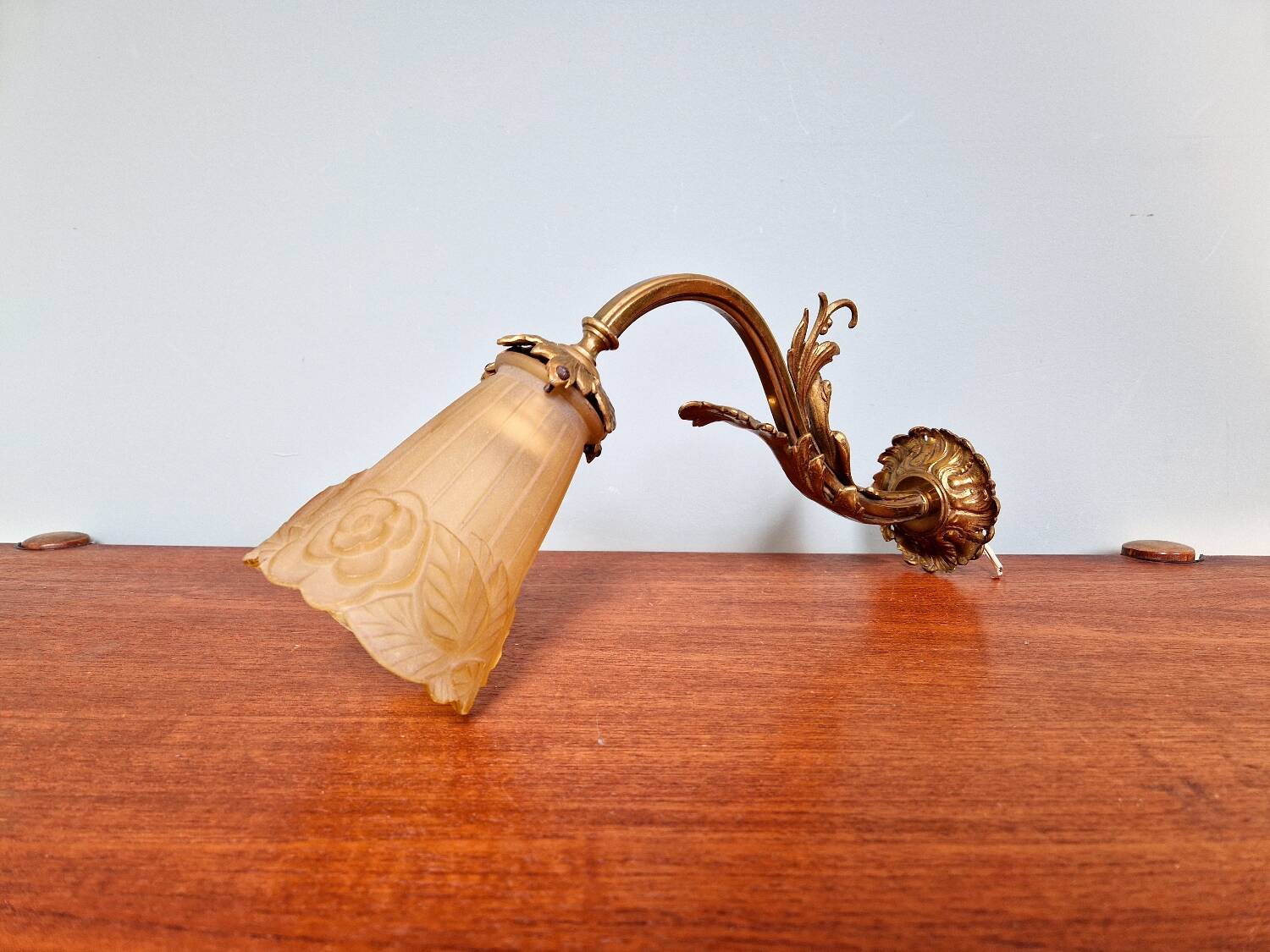 Art Deco wall light in gilt bronze and satin glass, 1920s