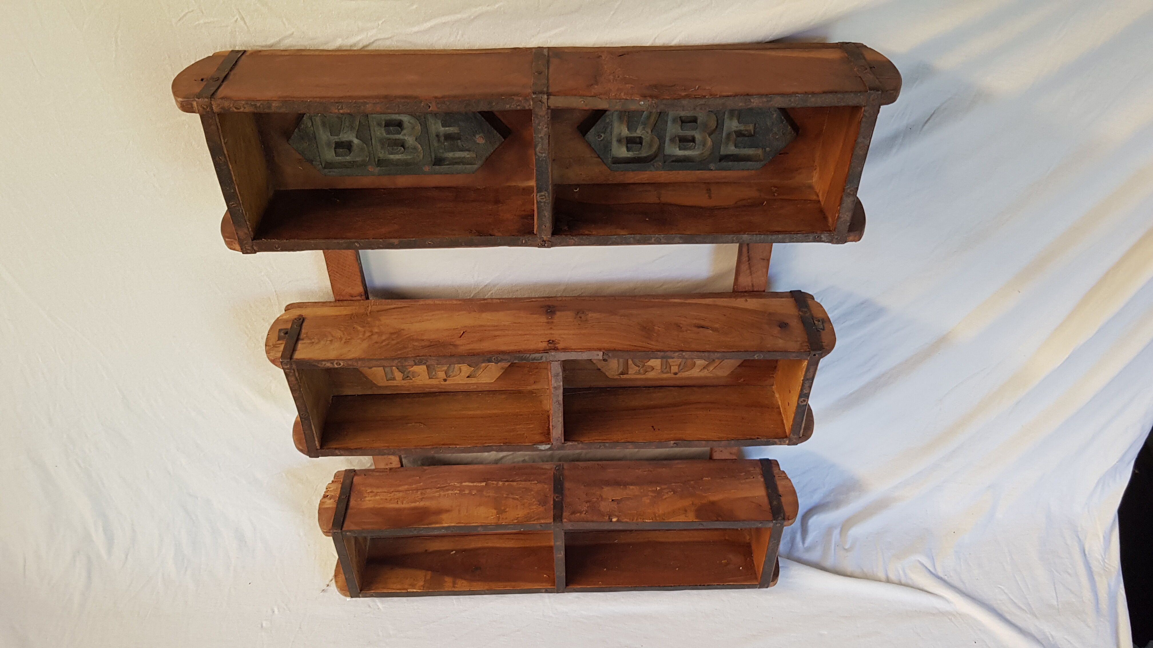 Etagère murale moules à briques en bois