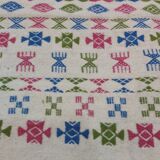 Tapis blanc à motifs berbères rose vert et bleu