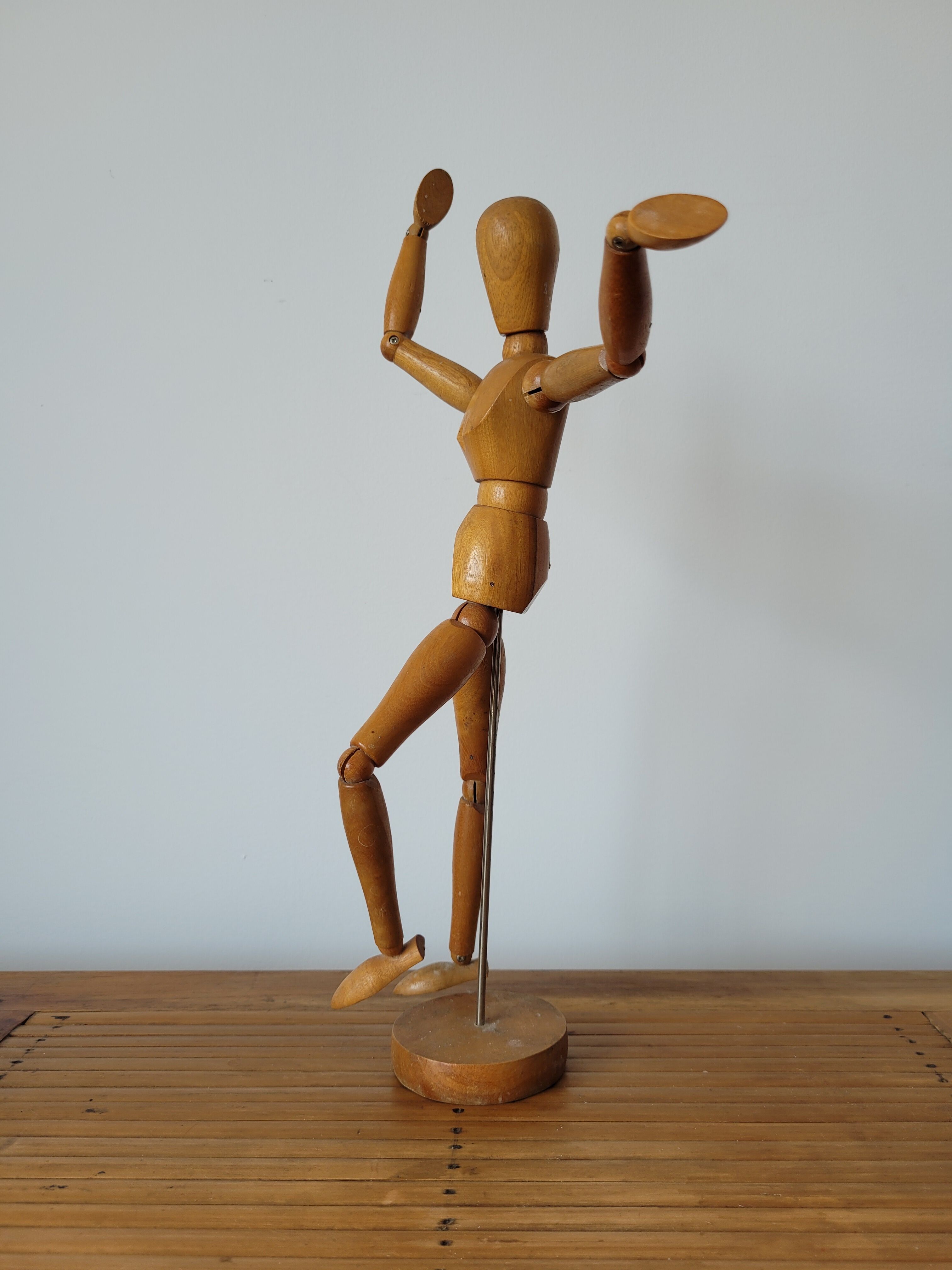 Articulated wooden mannequin