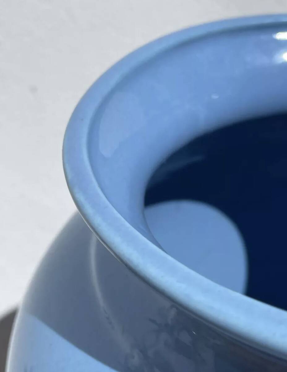 Vase balustre en céramique bleu uni minimaliste