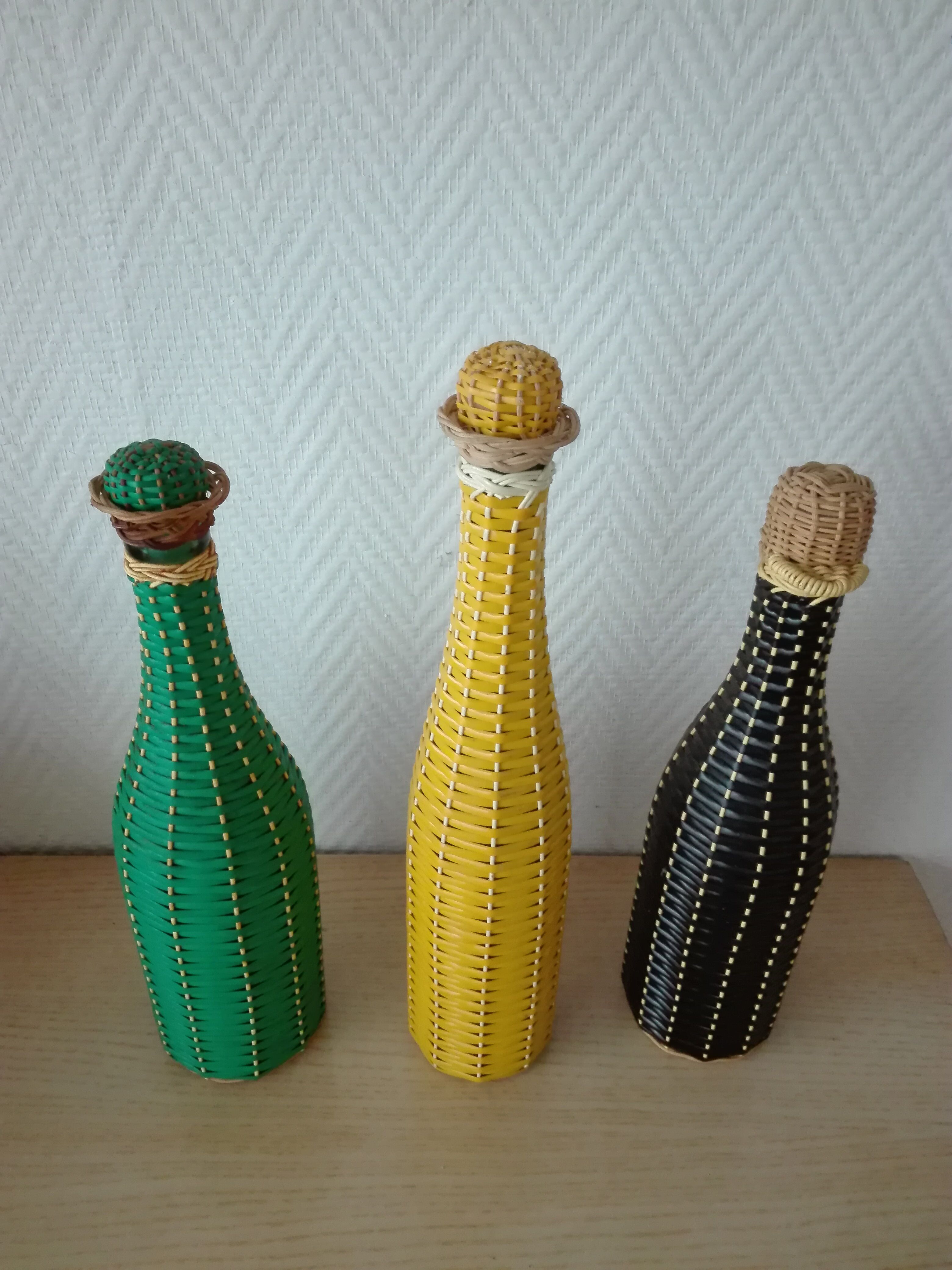 Set of 3 bottles rattan and vintage scoubidou
