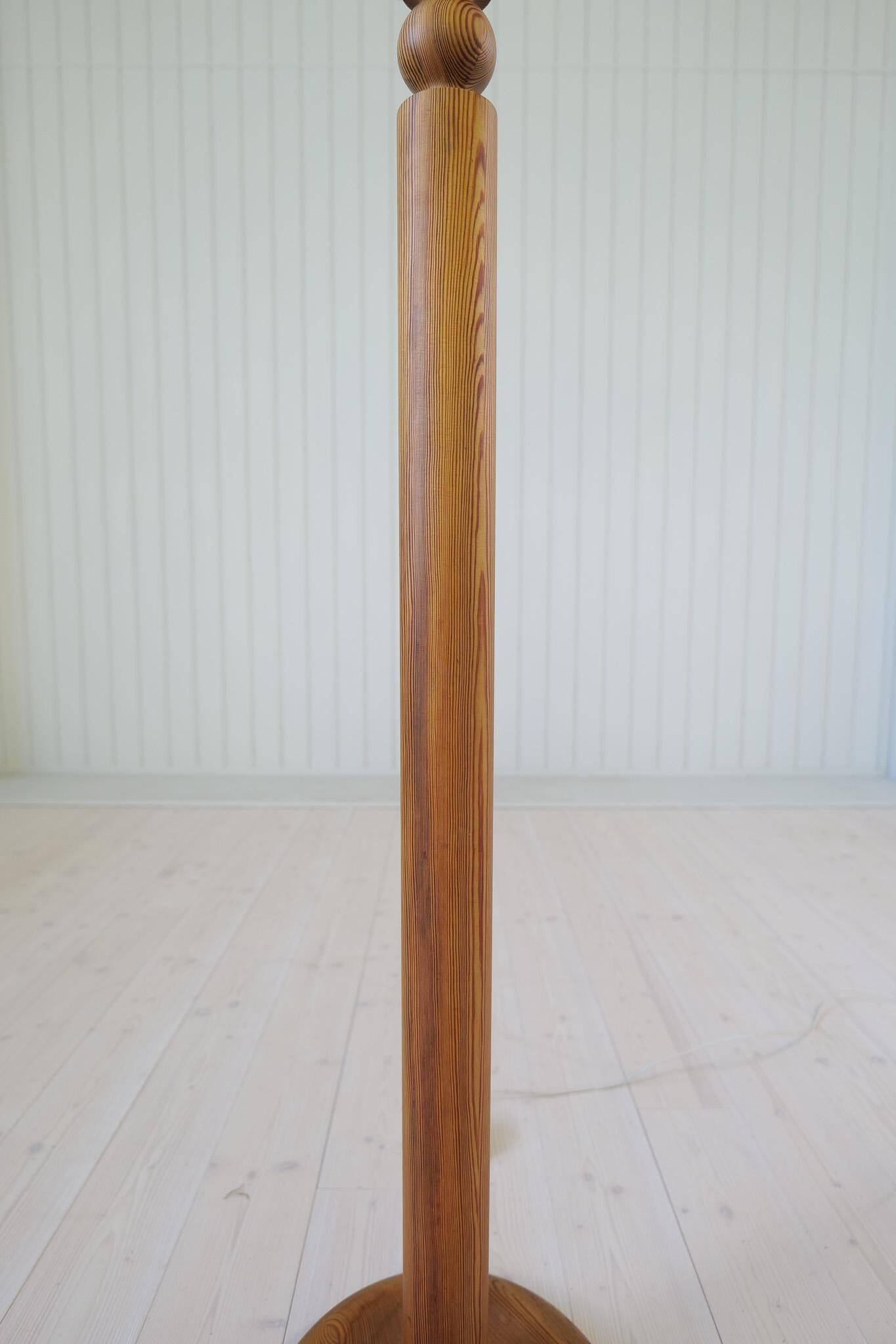 Modern sculptural Scandinavian floor lamp in pine by Uno Kristiansson, Sweden, 1970s.