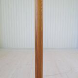 Modern sculptural Scandinavian floor lamp in pine by Uno Kristiansson, Sweden, 1970s.