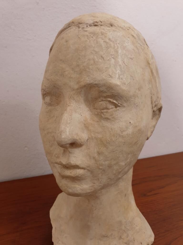 Sculpture bust of a woman