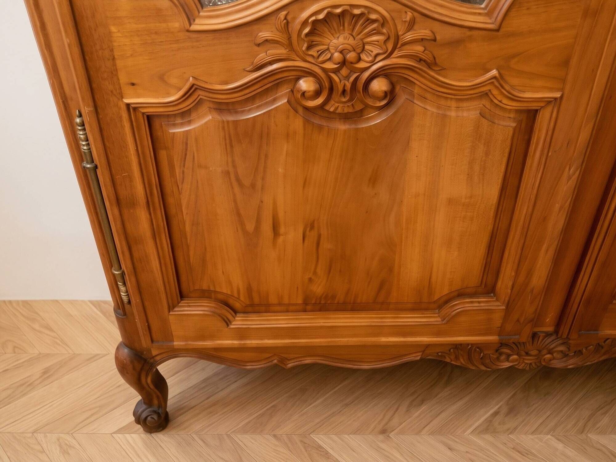 Classic display cabinet in cherry wood, Louis XV style.
