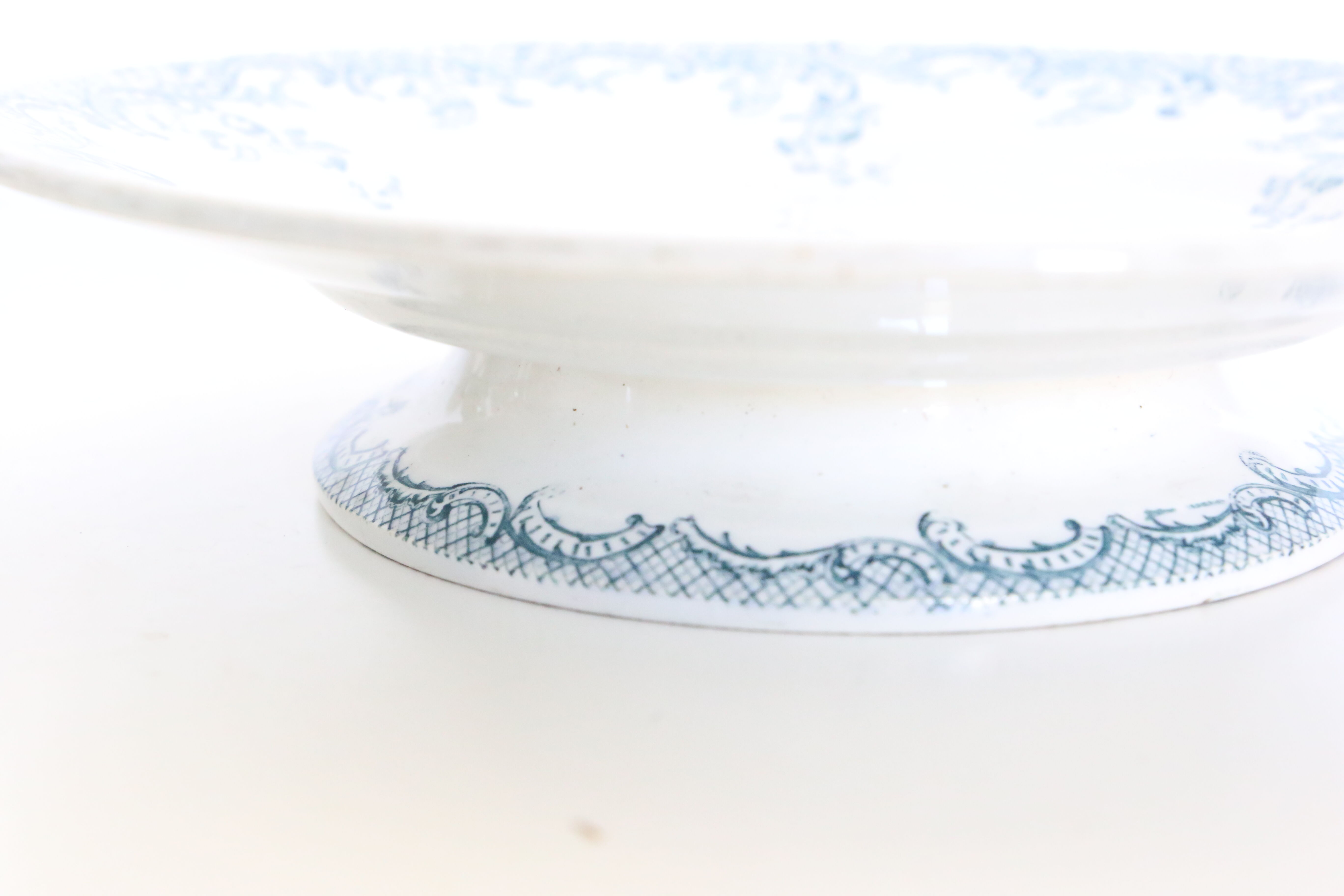 Plat sur piédouche, terre de fer, modèle Rocaille de Orchies, manufacture française