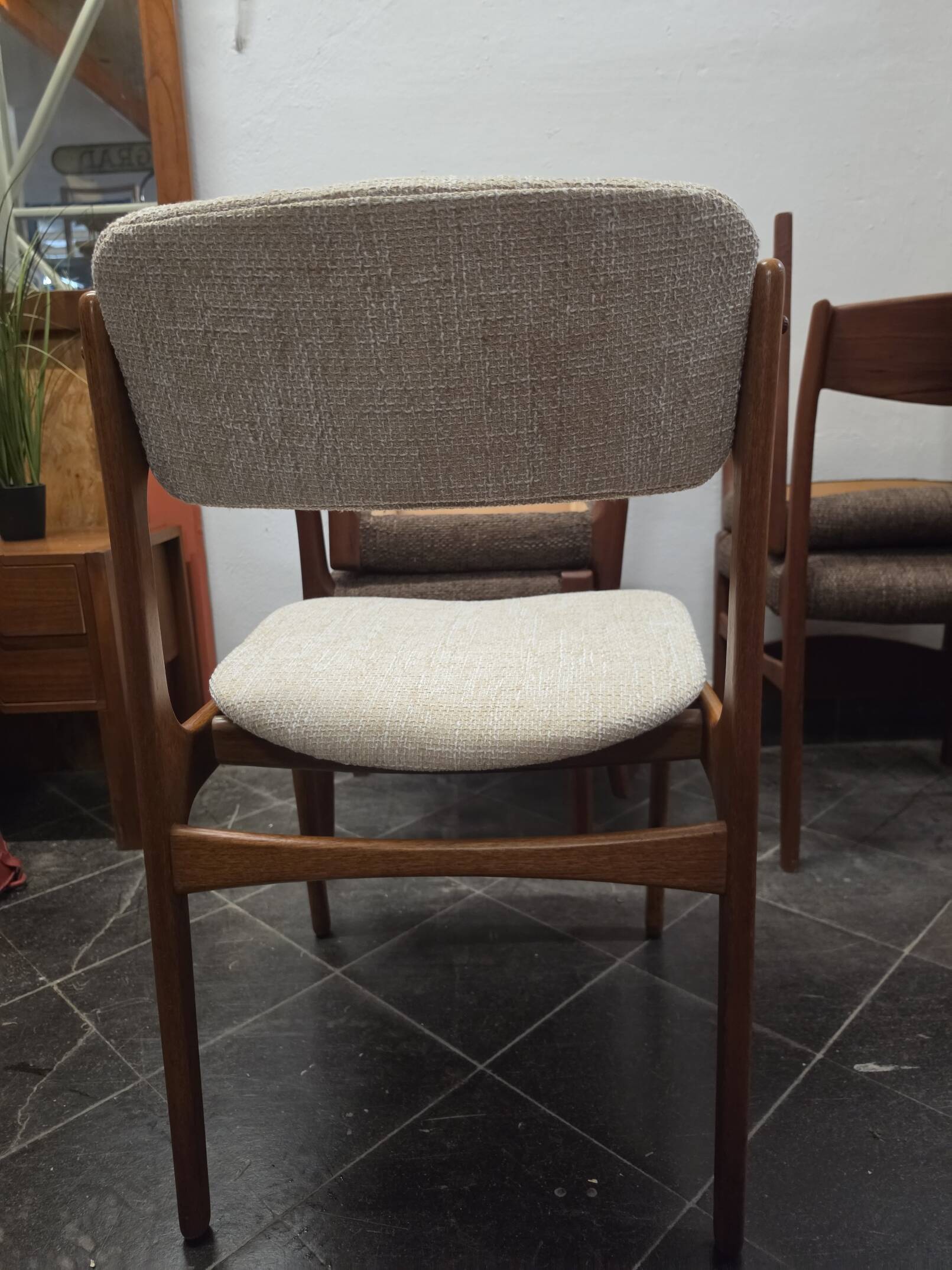 Un ensemble de quatre chaises de salle à manger en teck vintage.