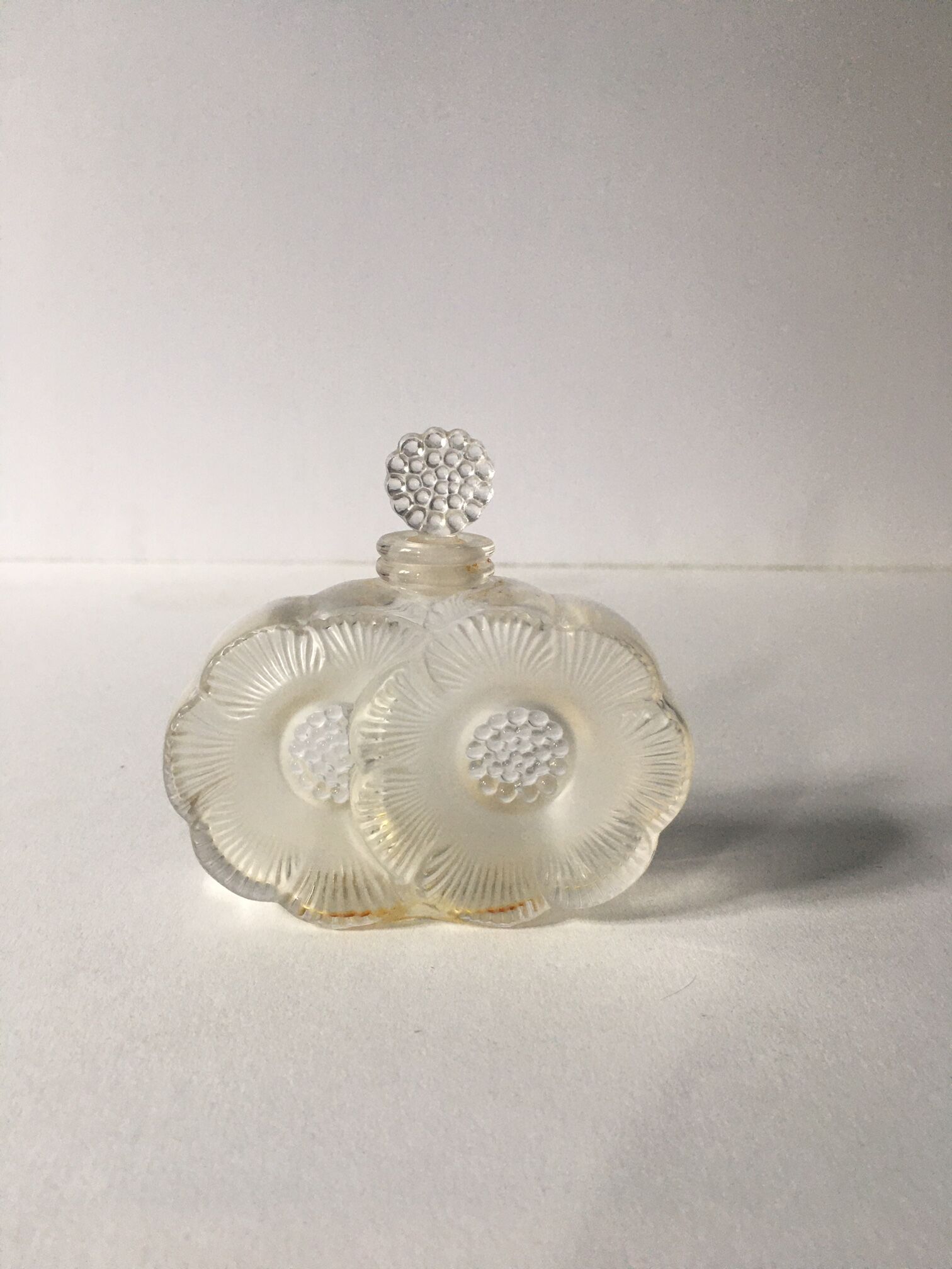 Ensemble de trois bouteilles de parfum Guerlain " Abeilles " avec une bouteille de parfum Lalique