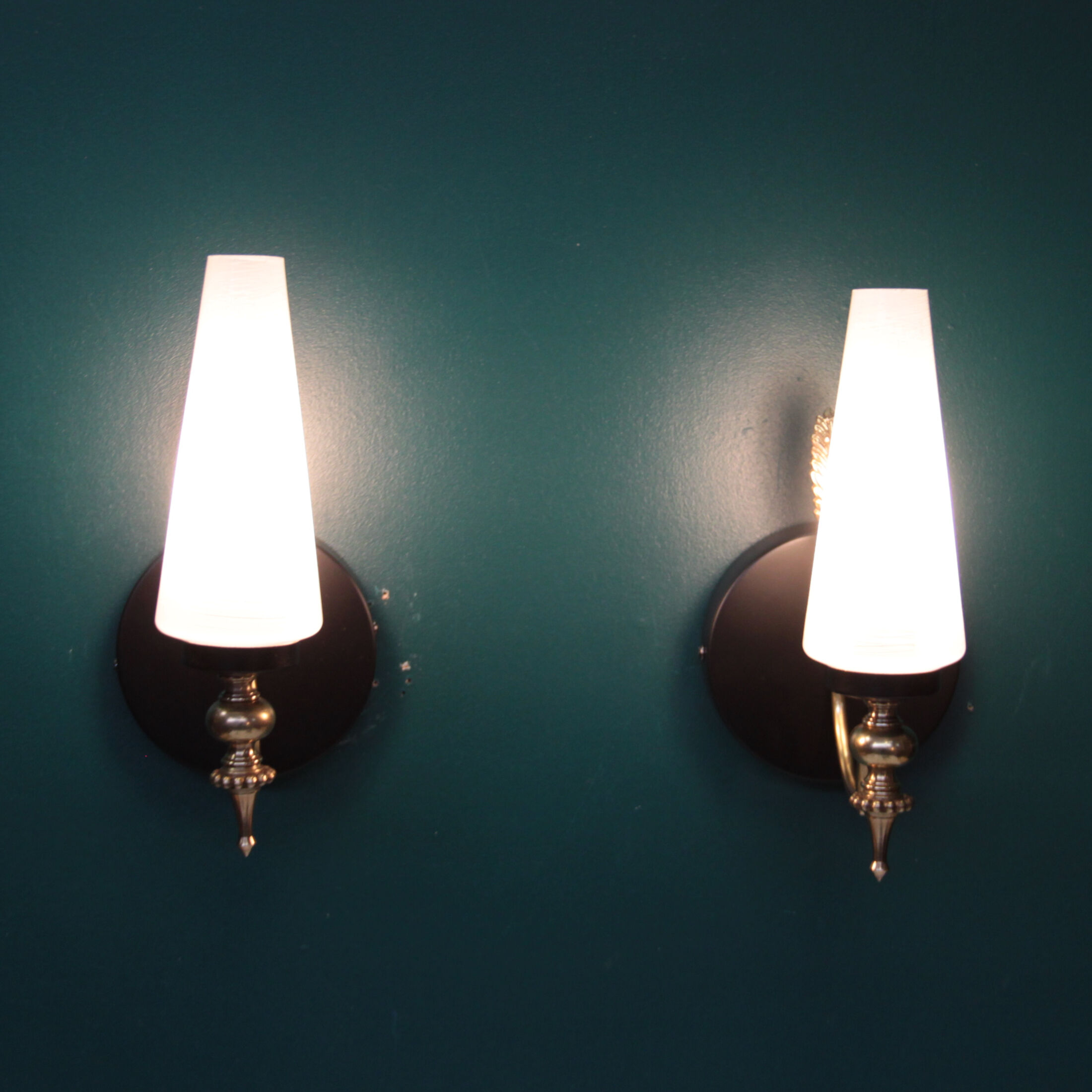 Pair of brass wall sconces tulips in white striated glass and black metal