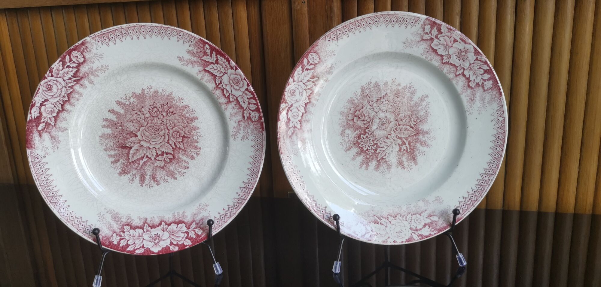 2 anciennes assiettes plates à fleurs rose poinçonner terre de fer hamage st amand "jardinière"