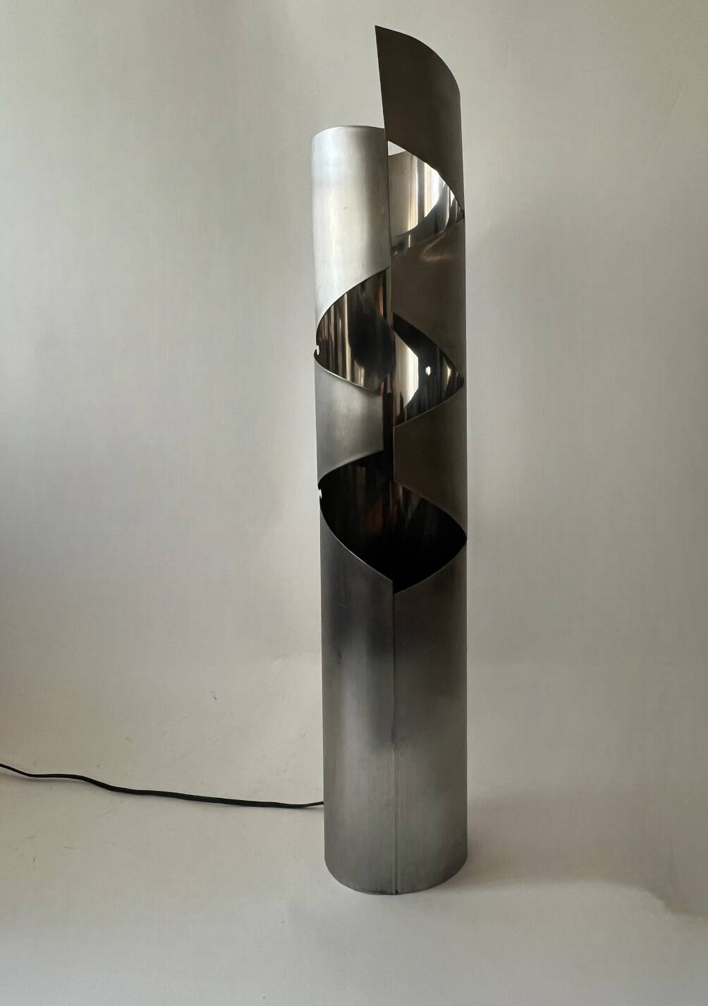 Grande lampe sculptural en métal chormé et brossé, design 1970