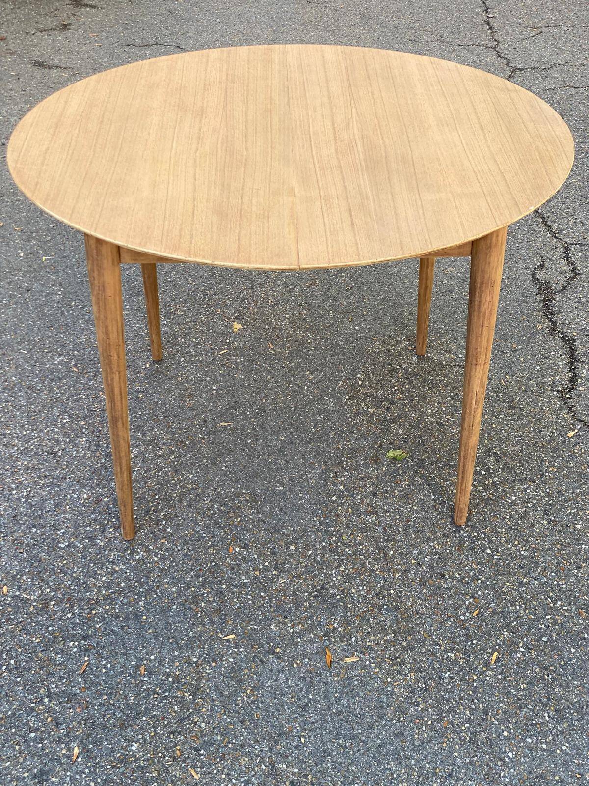 Table à manger scandinave ronde extensible décapée en teck brut 1950