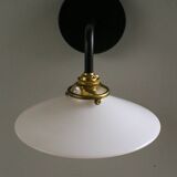 Applique murale en opaline blanche - douille et bras laiton, support metal