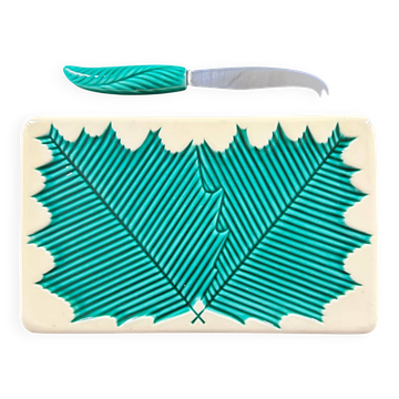 Cheese plate and knife with leaf decoration